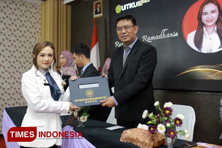 Dina Ajeng mahasiswi lulusan IPK tertinggi di Fakultas Farmasi menerima ucapan selamat dari Rektor Umku, Edy Soesanto. (FOTO: Ihza Fajar Azhari/TIMES Indonesia)