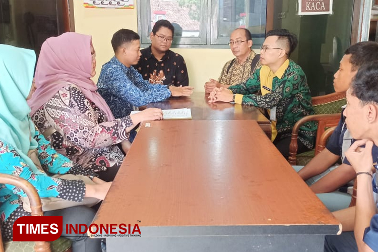 Sejumlah siswa program magang diterjunkan di Desa Bae Kudus untuk membangun smart village. (FOTO: Ihza Fajar Azhari/TIMES Indonesia)