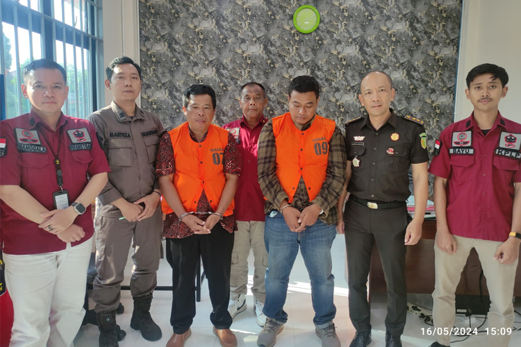 Kedua tersangka saat diserahkan ke LP Wirogunan Yogyakarta. (Foto: Kejari Bantul)