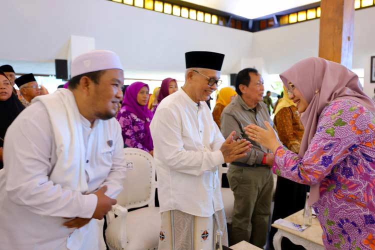 Bupati-Banyuwangi-Ipuk-Fiestiandani51ba0b188aabb199.jpg