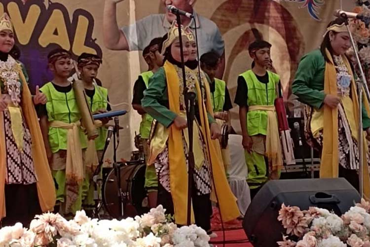 Bupati Pemalang Mansyur Hidayat memberikan sambutan dalam acara festival musik Kontemporer di Pantai Widuri Pemalang. ( foto: Ragil )