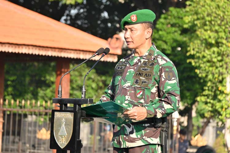 Kasdam V/Brawijaya Brigadir Jenderal TNI Endro Satoto saat memimpin upacara rutin 17-an yang dilaksanakan di Lapangan Makodam V/Brawijaya, pada, Jumat, (17/5/2024).(Foto : Pendam V Brawijaya for Times Indonesia)