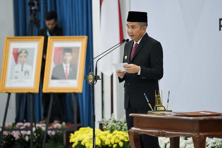 Caption 1 : Penjabat Gubernur Jabar memberikan sambutan setelah pelantikan Pj Bupati Cirebon usai. (Foto: Humas Jabar)