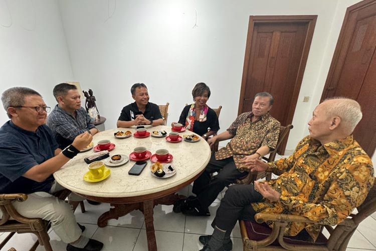 Caption : Penjabat gubernur Jabar bercakap-cakap dengan pengurus GIPI Jabar (Dok: Foto Humas Jabar)