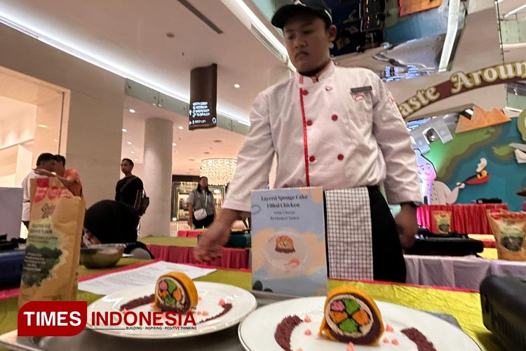 Peserta lomba memasak saat acara Sages International Food Festival di Atrium Ciputra World Mall Surabaya, Sabtu (18/5/2024).(Foto : Lely Yuana/TIMES Indonesia)