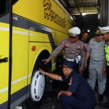 Cegah Terjadinya Kecelakaan Polisi dan Petugas Gabungan Lakukan Ramp Check Bus Pariwisata