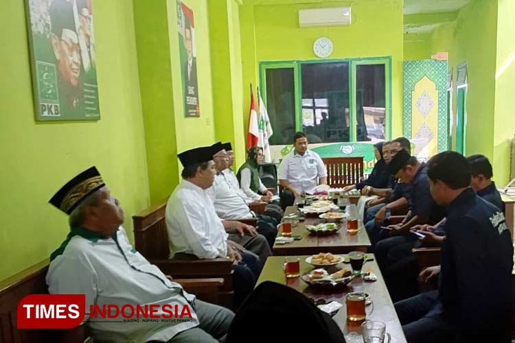 Suasana pertemuan Partai NasDem di Graha Gus Dur DPC PKB Pacitan, Sabtu (18/5/2024). (FOTO: Yusuf Arifai/TIMES Indonesia)