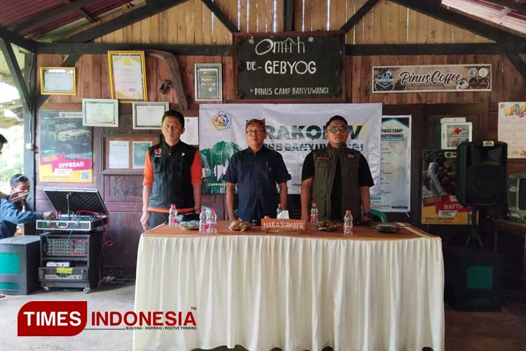 Ketua Umum FPRB Banyuwangi Mahbub Junaidi, Kepala Bidang (Kabid) Pencegahan dan Kesiapsiagaan BPBD Banyuwangi Misrawi, dan Perwakilan Relawan sedang membuka Rakor IV. (Foto: Anggara Cahya/TIMES Indonesia)