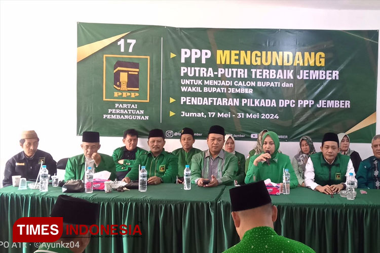 Faida dalam konferensi pers usai mendaftar sebagai bakal calon Bupati di PPP Jember. (FOTO: M. Abdul Basid/TIMES Indonesia)
