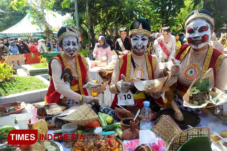 Salah satu peserta Festival Rujak Uleg yang sangat antusias menyiapkan rujak. (Foto: Siti Nur Faizah/TIMES Indonesia)