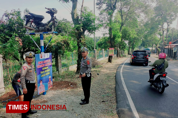 Motor ringsek yang dijadikan monumen peringatan kecelakaan di Majalengka. (FOTO: Jaja Sumarja/TIMES Indonesia)