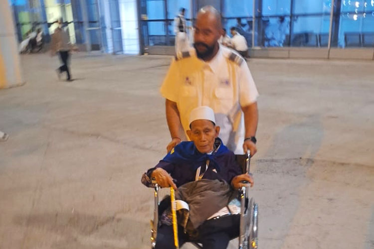 Nasrun eventually agreed to use the wheelchair for the sake of his health. (Photo: MCH 2024 Kemenag RI)