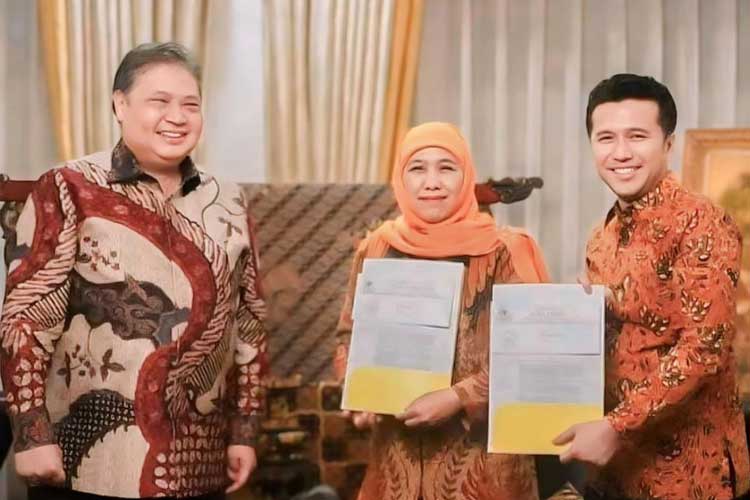 Ketum Golkar Airlangga Hartarto saat menyampaikan rekomendasi kepada Khofifah Indar Parawansa di Pilgub Jatim pada Jumat (17/5/2024).(Dok.Instagram Khofifah)
