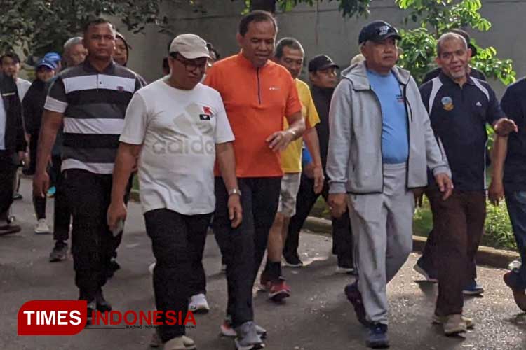 Sejumlah petinggi partai saat melakukan jogging di kawasan Komplek Olahraga Dadaha, Kota Tasikmalaya, Jawa Barat, Sabtu (18/5/2024). (FOTO: Harniwan Obech/TIMES Indonesia)