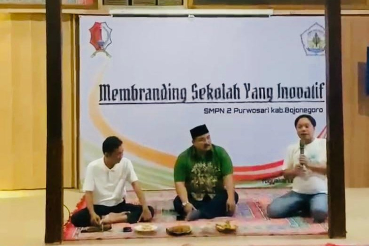 Kegiatan sesi berbagi bersama yang digelar SMPN 2 Purwosari, Bojonegoro dan SMP Bumi Cendekia, Yogyakarta. (Dok. SMPN 2 Purwosari)