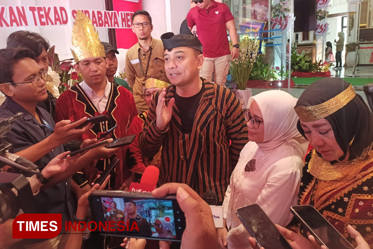 Wali Kota Surabaya, Eri Cahyadi saat ditemui awak media usai acara. (Foto: Siti Nur Faizah/TIMES Indonesia)