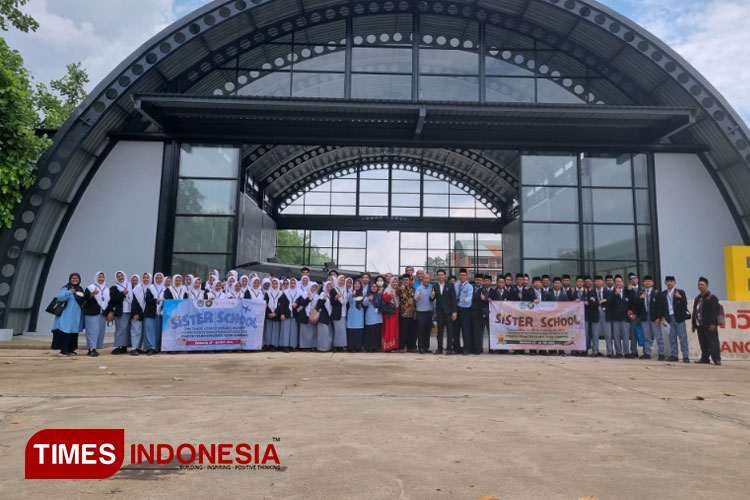 50 siswa program Sister School SMA Darul Ulum 2 Unggulan BPPT Jombang tengah berkunjung ke Kampus Thonburi University. (FOTO: Zainul for TIMES Indonesia)