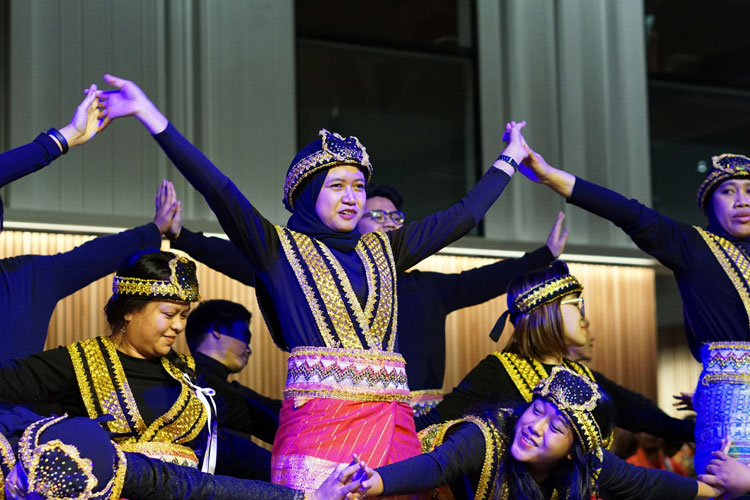 Anggota PPI Selandia Baru membawakan tari Ratoh Jari dipuncak acara Manaaki New Zealand Scholar Conference 2024 di University of Auckland (18/5/2024). (Foto: PPI Selandia Baru)