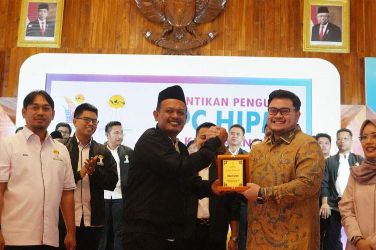 Bupati Kediri dan Wakil bupati saat menerima cinderamata dari ketua baru BPC HIPMI Kabupaten Kediri (FOTO: Diskominfo Kabupaten Kediri)