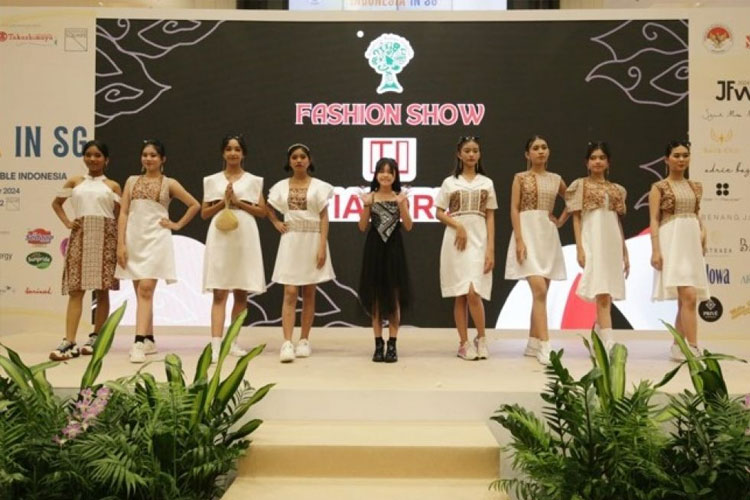 Desainer Cilik Tiara Annisa Aryani Tunjukkan Karya Desainnya (Foto: Tangkapan layar)