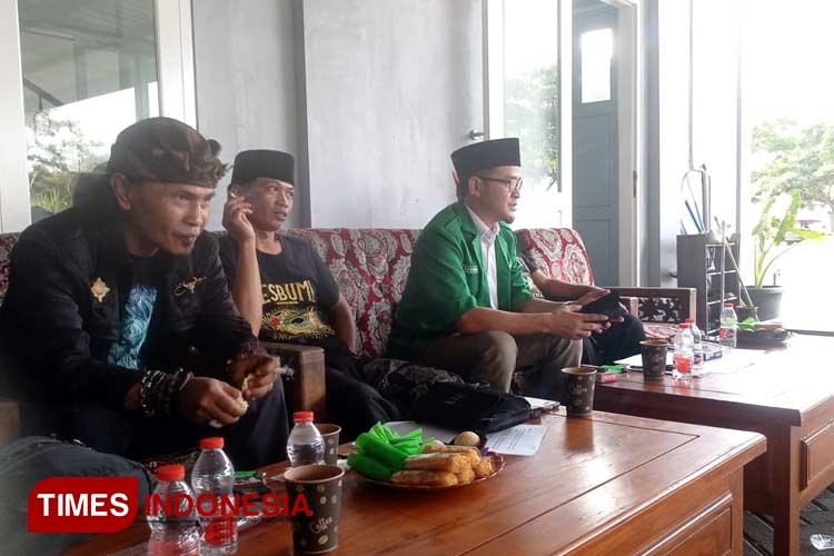 Ketua PC GP Ansor Kabupaten Malang, Fatkhurrozi, bersama para seniman Bantengan Kabupaten Malang. (Foto: amin/Times Indonesia).