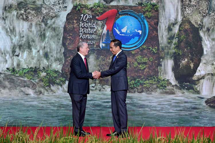 Presiden RI Jokowi saat menyambut kedatangan para pemimpin delegasi yang menghadiri Konferensi Tingkat Tinggi (KTT) World Water Forum ke-10 di Bali International Convention Center (BICC), Kabupaten Badung, Senin, (20/5/2024).