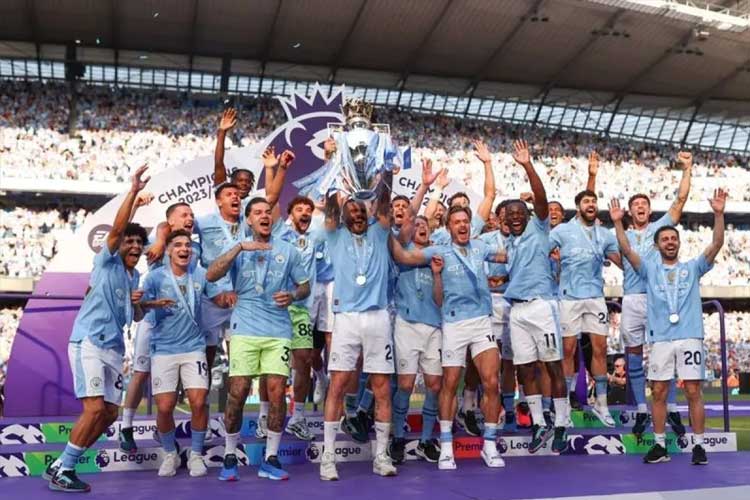 Manchester City mengangkat piala juara Liga Premier Inggris 2024. (https://www.premierleague.com/matchweek)