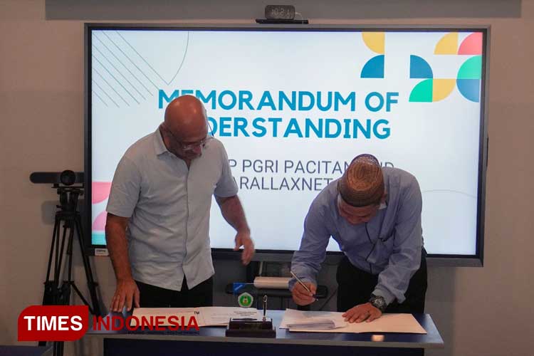 Penandatanganan MoU STKIP PGRI Pacitan dengan PT Parallaxnet Siber Indonesia, Senin (20/5/2024). (FOTO: Yusuf Arifai/TIMES Indonesia)