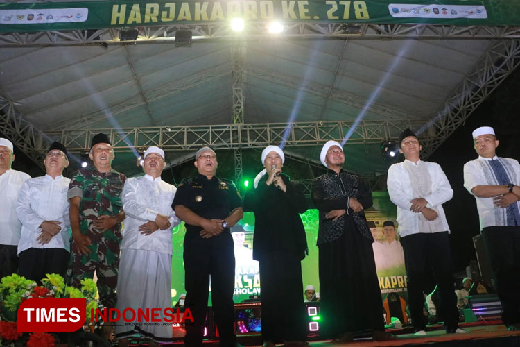 Meriah! Ribuan Warga Ramaikan Konser Religi Opick Tomboati dan Syubbanul Muslimin