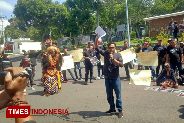 Demo Tolak RUU Penyiaran di Banyuwangi Tampilkan Jaranan Buto, Soroti Larangan Siaran Unsur Mistis
