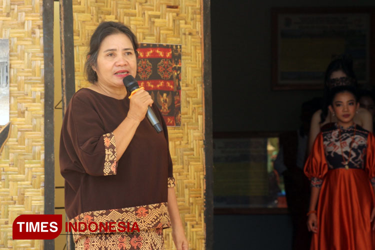 Sekretaris Dinas Pariwisata dan Kebudayaan Sumba Timur Risparia saat memberi sambutan dalam acara festival fashion show. (FOTO: Habibudin/TIMES Indonesia)