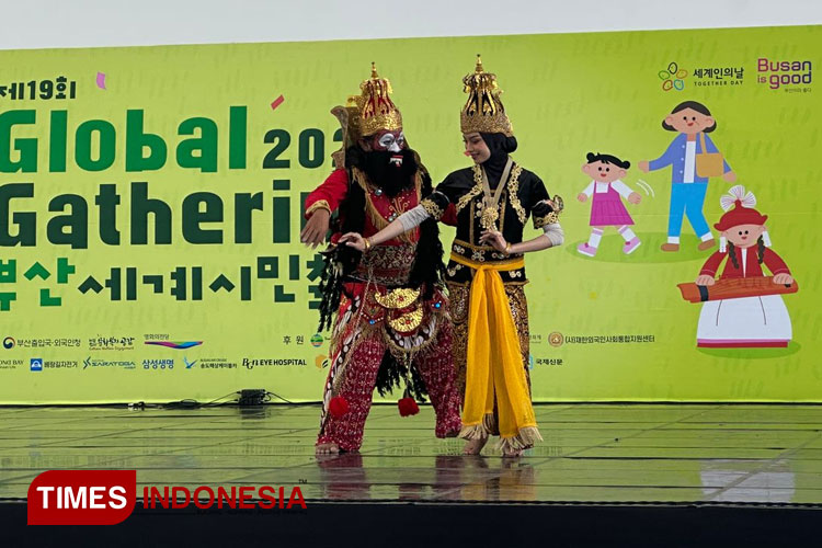 Tarian Arjuna Wiwaha yang ditampilkan Seniman Tari Kota Batu, Winarko Ekram memukau penonton di Global Gathering 2024 yang digelar di Busan Korea Selatan. (Foto: Prokopim Kota Batu for TIMES Indonesia)