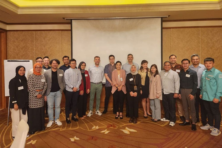 Tim RECO dan PCX saat mengumumkan program kemitraan bisnis di Surabaya, Minggu (19/5/2024).(Dok.RECO)