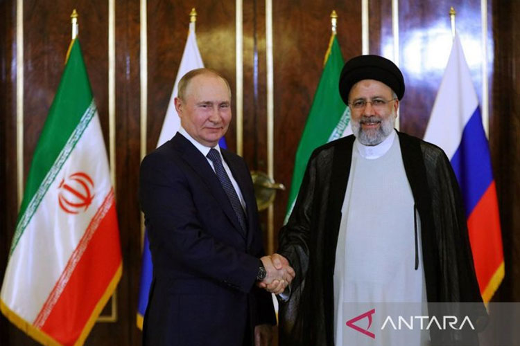 Arsip Foto - Presiden Iran Ebrahim Raisi (kanan) berjabat tangan dengan Presiden Rusia Vladimir Putin yang sedang berkunjung di Teheran, Iran, Selasa (19/7/2022). (FOTO; ANTARA/Kepresidenan Iran/Handout via Xinhua)