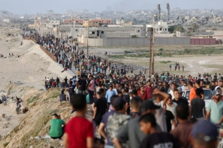 Warga Palestina berkumpul di pantai Gaza dengan harapan mendapatkan bantuan. (FOTO: Al Jazeera/Reuters)