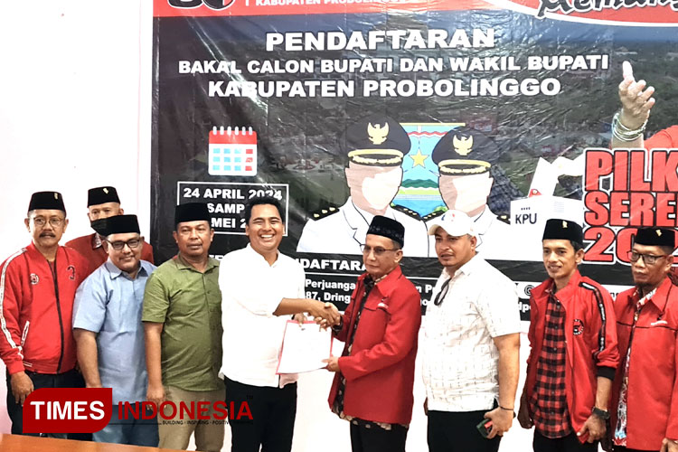 Zainal Arifin menyerahkan formulir kepada Ketua DPC PDIP, Edi Susanto, didampingi Lukman Hakim, Muad, Dewi Azizah, dan Habib Mustofa. (Foto: Saiful for TIMES Indonesia)