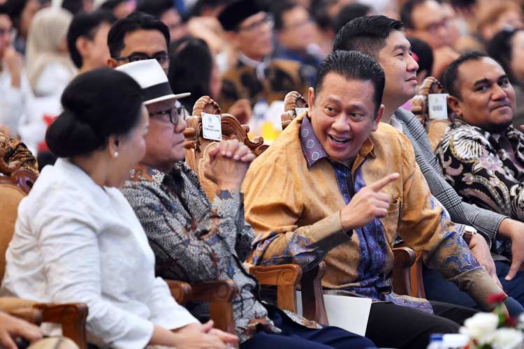 Ketua MPR RI Bambang Soesatyo berbicara dengan Akbar Tandjung di acara Tribute to Akbar Tandjung, di Gedung Parlemen, Minggu (19/5/24).