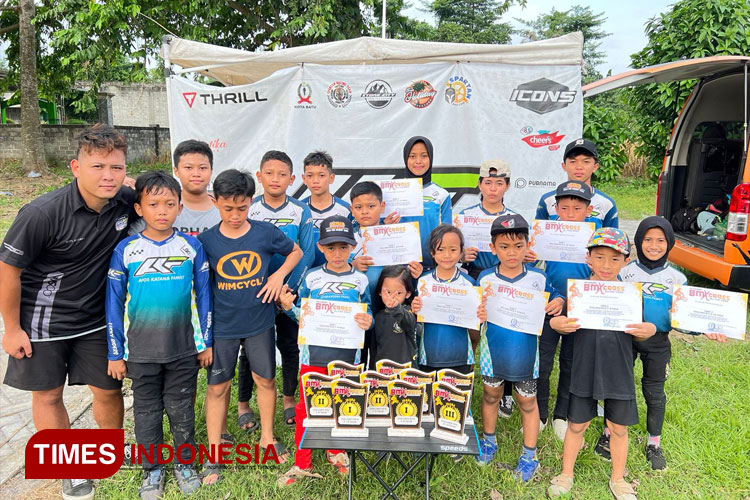 Sembilan piala diraih Atlet BMX ISSI Kota Batu dalam even BMX Cross Blitar tahun 2024 yang diselenggarakan di Sirkuit BMX Togokan, Srengat, Kabupaten Blitar akhir pekan lalu.  (FOTO: ISSI Kota Batu for TIMES Indonesia)