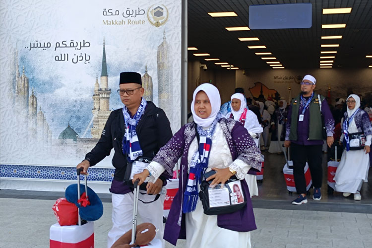 Jemaah haji Indonesia tiba di bandara AMAA Madinah. (Foto: Imadudin Muhammad/TIMES Indonesia)