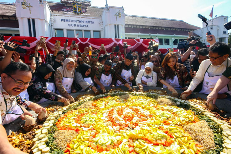 Keseruan Festival Rujak Uleg 2024 yang digelar di Taman Surya Balai Kota Surabaya. (Foto: Dok. Pemkot Surabaya) 