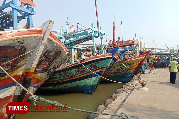 Ratusan Kapal Nelayan Pemalang Diparkir di Pelabuhan, Ini Alasannya