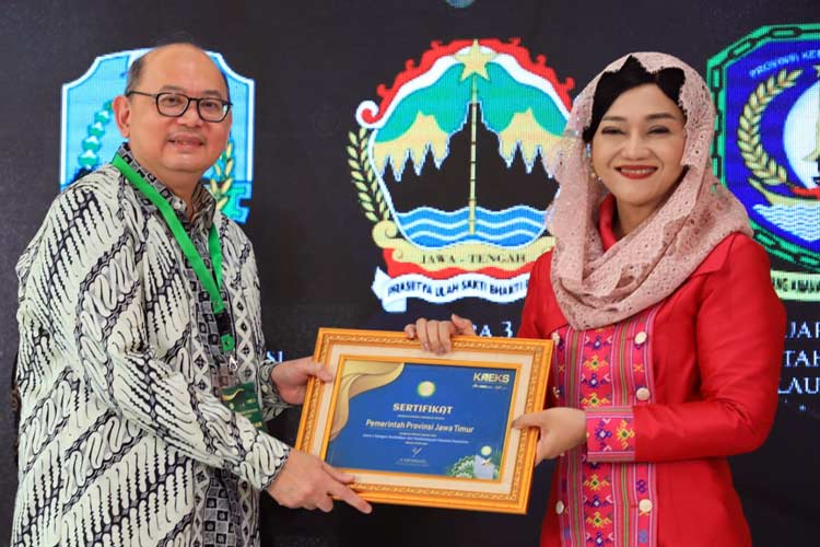 Plh Gubernur Jatim Bobby Soemiarsono saat menerima salah satu piagam penghargaan dari sepuluh kategori dalam Anugerah Adinata Syariah 2024 di Menara Syariah, Tangerang, Banten, pada Senin (20/5/2024). (Foto: Dok.Humas Pemprov Jatim)Foto 2 :