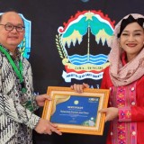 Jatim Borong 8 Penghargaan Anugerah Adinata Syariah 2024, Pj Gubernur Adhy: Bukti Komitmen Kembangkan Keuangan dan Ekonomi Syariah