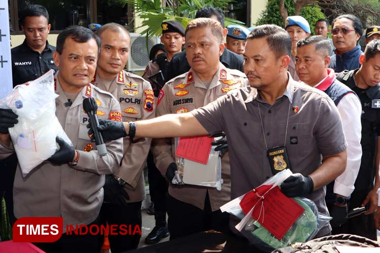 Kapolda Jawa Tengah, Irjen Pol Drs. Ahmad Luthfi, S.St.Mk., S.H saat menunjukkan barang bukti narkoba jenis sabu yang berhasil diamankan petugas. (FOTO: Hermanto/ TIMES Indonesia)