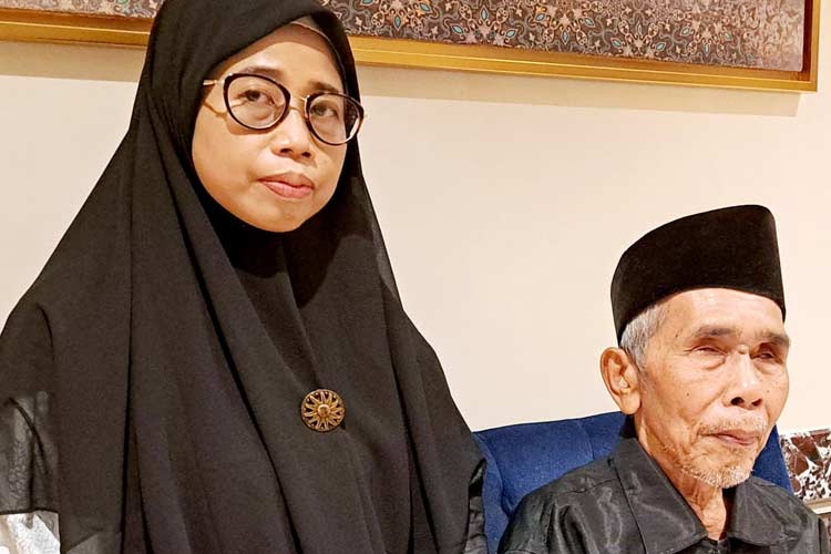 Sukamti menemani ayahnya Suroso melakukan ibadah haji. (Foto: MCH 2024 Kemenag RI) 