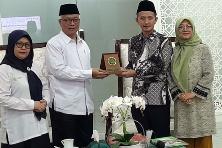 Wakil Rektor 4 Dr Isroqunnajah dan WR 1 Prof Umi Sumbulah bersama Adikbud KBRI Riyadh Dr Badrus Soleh di UIN Malang. (Foto: Humas UIN Malang)