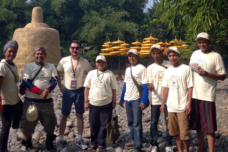 Yayasan Meccaya dan Komunitas Kali Sileng mengadakan penanaman pohon di Bukit Dagi dan bersih-bersih sampah di Sungai Progo, Kawasan Candi Borobudur, Selasa (21/5/2024). (Foto: Dok.Yayasan Meccaya)