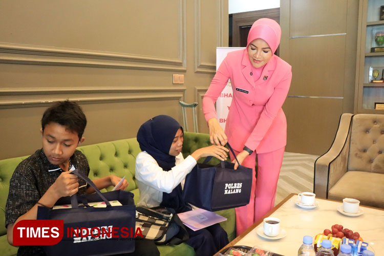 bantuan-alat-bantu-dengar-kepada-difabel.jpg