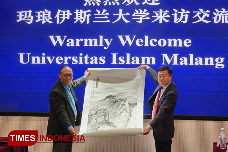 cinderamata-dari-President-Dian-Jiandong.jpg