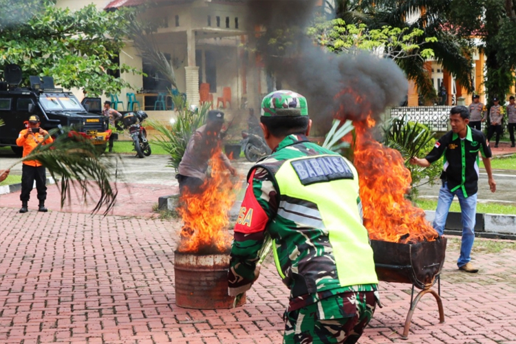 Pelaksanaan latihan penanganan Karhutla di Polres Nagan Raya, Selasa (21/5/2024). (Foto: Reza for TIMES Indonesia)